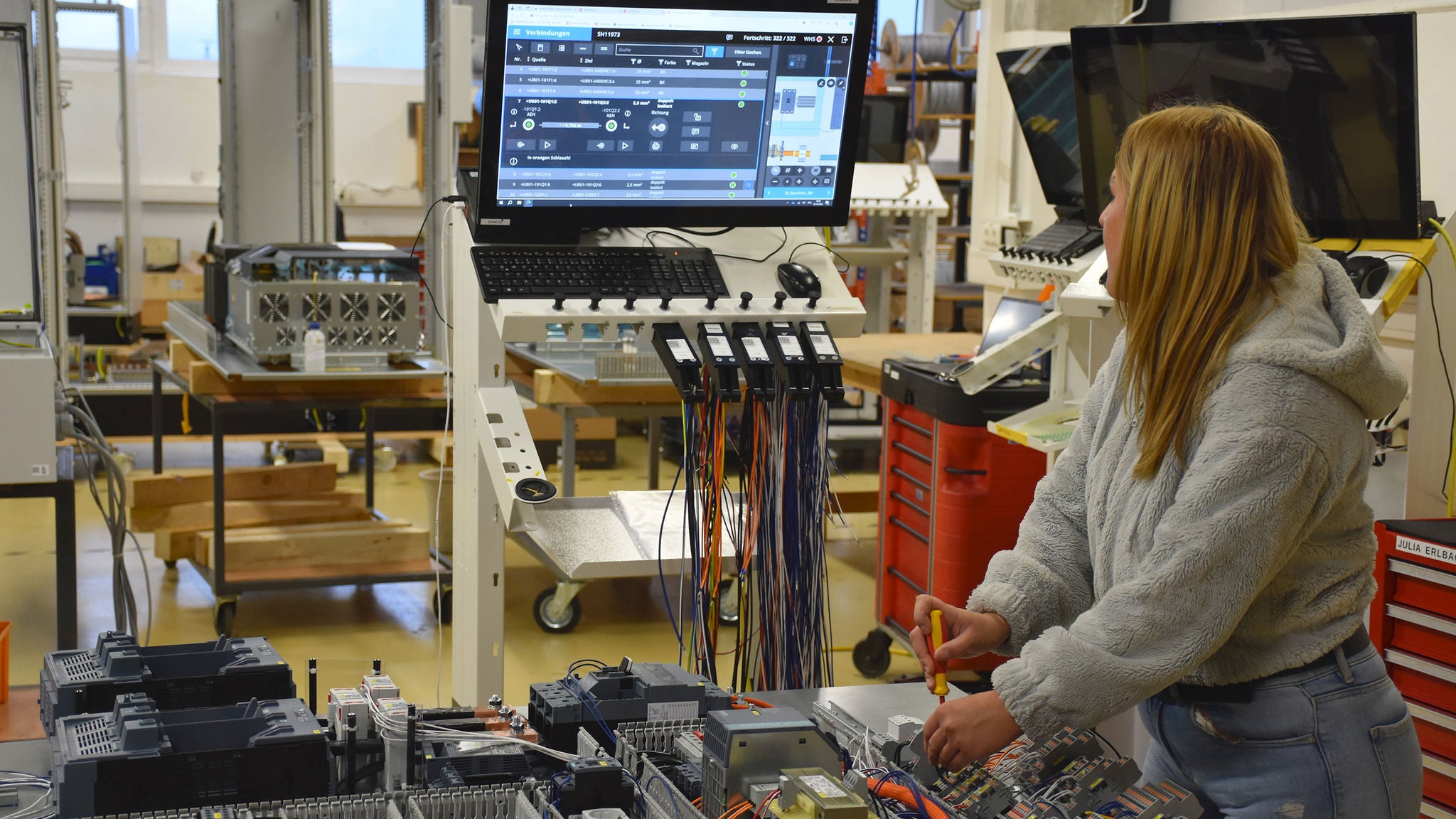 Thanks to Eplan Smart Wiring, it is possible to use fewer highly qualified employees to wire the equipped mounting panels, while ensuring a high level of quality. © Peter Kemptner