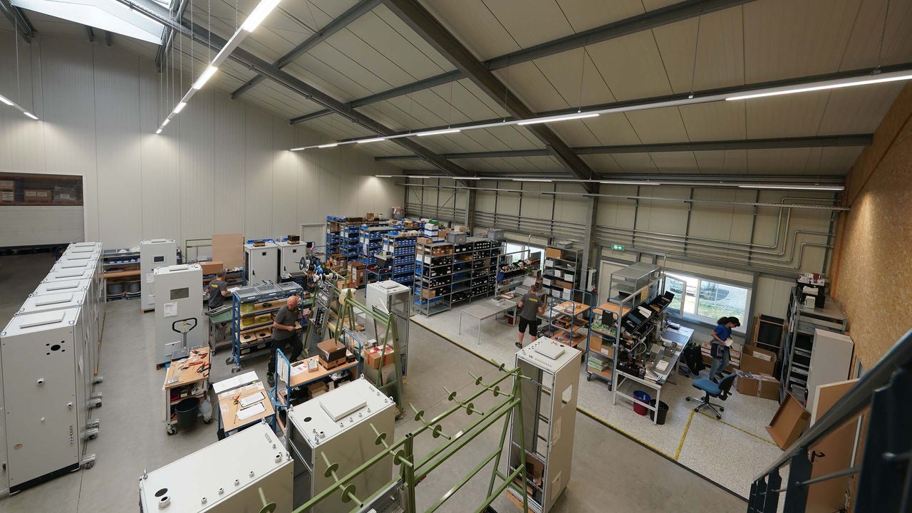 control-cabinet-manufacturing-facility-hade-automation